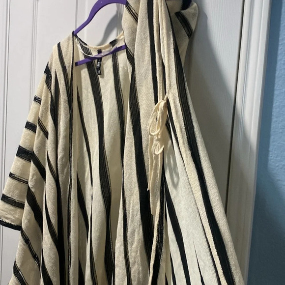 Torrid  Ivory & Black Stripe Ruana One Size - Picture 3 of 8